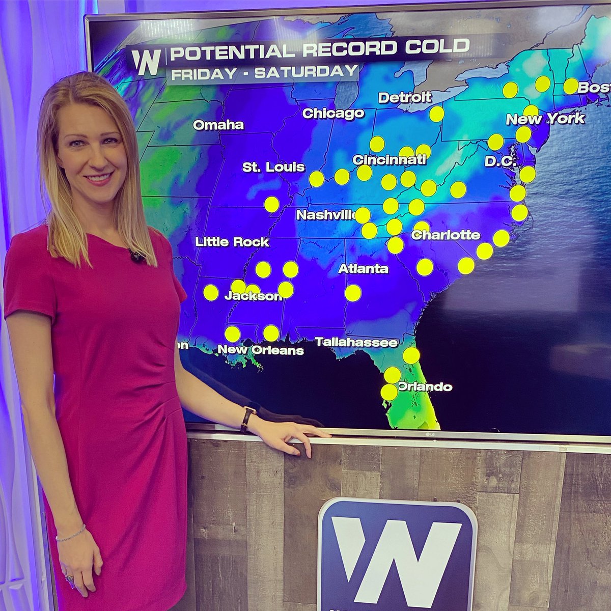wxkara's tweet photo. It may be warm now but behind this cold front is very cold air! 20s and 30s for the East coast and areas east of the MS River Fri-Sat, close to record lows. #chillyweekend #isitreallyspring https://t.co/gUmGff8Rpp