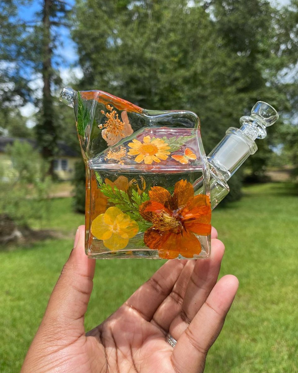 TheCannifornian's tweet photo. Spring is here, the sun is bright, and the flowers are blooming🏵️What will you be smoking out of this spring💨
This beautiful image and art piece is from @_etherealsouls ✌🏼
#thecannifornian #supportcannabisartist #hempart #artisticpiece #glassware #smokingflower #resinart #hemp https://t.co/HRtB7SUk4a