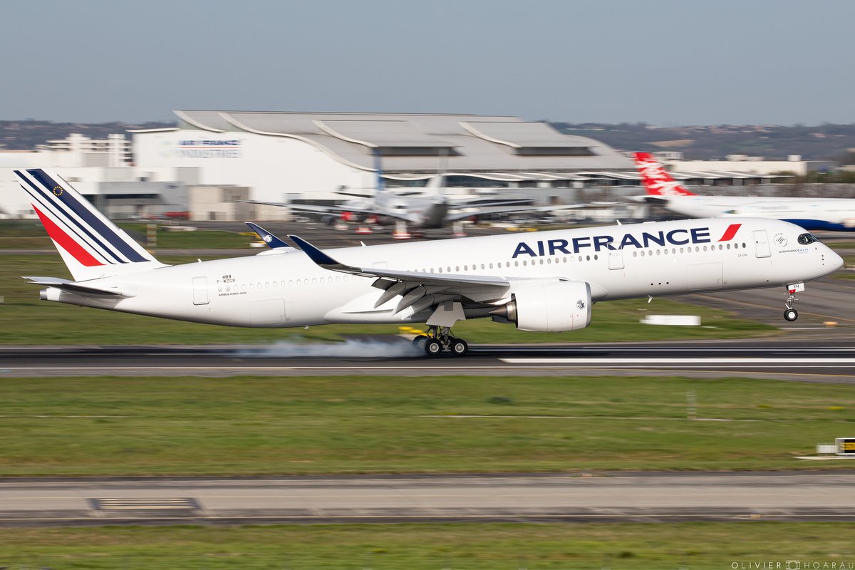 OlivierHoarau's tweet photo. 🇫🇷 Meet today #SaintMalo and #Dijon at #Toulouse #Airport 😍 They will be the 8th and 9th #Airbus #A350 of @AirFranceFR @A318111 ✈️
#Avgeek #Aircraft #A350900 #Airport #Aifrance #AF #Airfranceisintheair #FHTYH #FHTYI https://t.co/CWkPOY9FVX