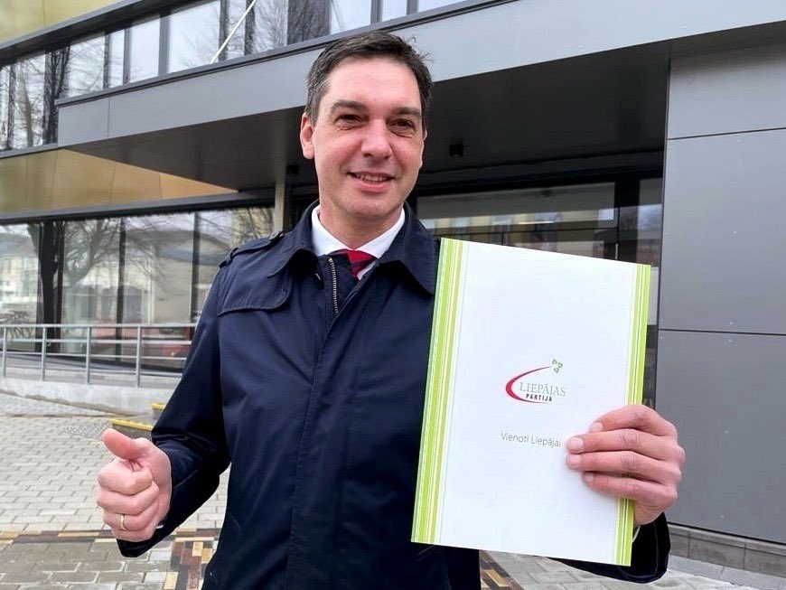 Man šajā periodā ir jauna loma – Liepājas partijas saraksta līderis. Plecu pie pleca ar kandidātiem ar nopietnu politisku rūdījumu, ar neapšaubāmu profesionālo pieredzi un jauniem liepājniekiem, kuri politikā sevi vēl nav apliecinājuši, bet kuru jauda un darbošanās nav apšaubāma.