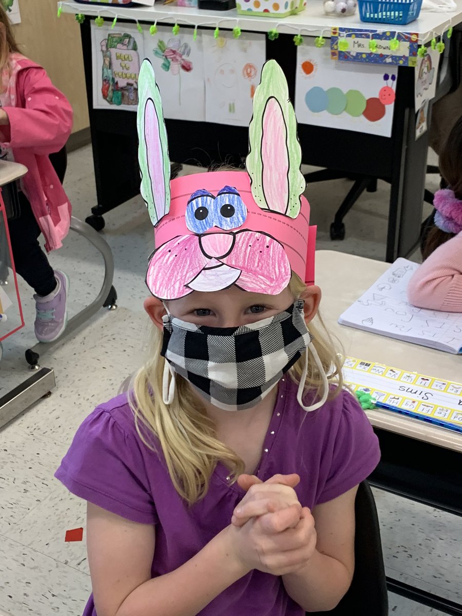 MrsSerfass's tweet photo. A peek at our week in kindergarten! Bunnies, graphing jelly beans, shaving cream eggs, and an egg hunt! 🐰🐣🐾 #HappySpringBreak #ECStrong @OJRSDEC @OJRSD https://t.co/D0O4i1aTkD