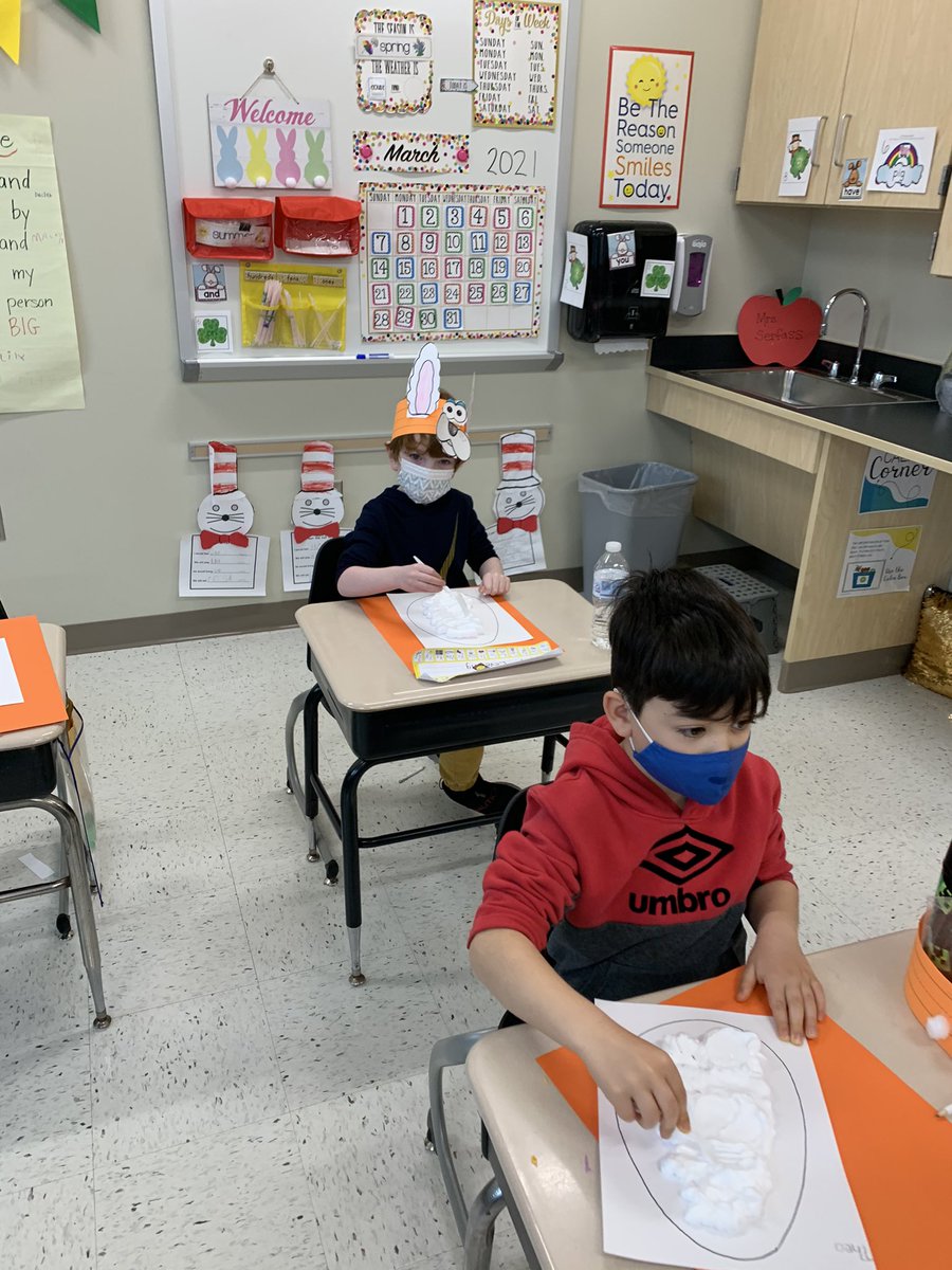 MrsSerfass's tweet photo. A peek at our week in kindergarten! Bunnies, graphing jelly beans, shaving cream eggs, and an egg hunt! 🐰🐣🐾 #HappySpringBreak #ECStrong @OJRSDEC @OJRSD https://t.co/D0O4i1aTkD
