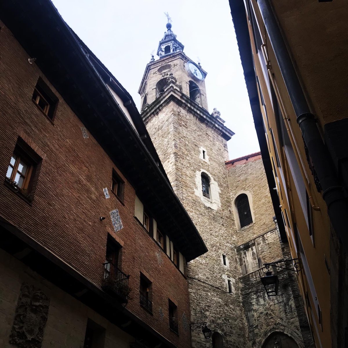 El casco histórico de Vitoria-Gasteiz está asentado sobre una colina.

 Sus calles se remontan al siglo XII, tiene un carácter ordenado, así como la configuración en forma de almendra 📸.

#TribuDeViajeros 
#TdV🌎🧳 
#igersGasteiz 
#VitoriaGasteiz 
#PaisVasco