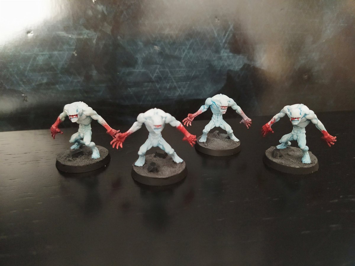 Magos_Ignakios's tweet photo. Las miniaturas para el reto de #darkzo y  #marzopsyco vienen directas de la caja de Blackstone Fortress. Ur-Ghuls y Drones que acechan entre rincones oscuros mientras Espern Locarno lleva la luz psíquica del astronómicon a los rincones más oscuros de la galaxia. https://t.co/RfHNjlm3dY