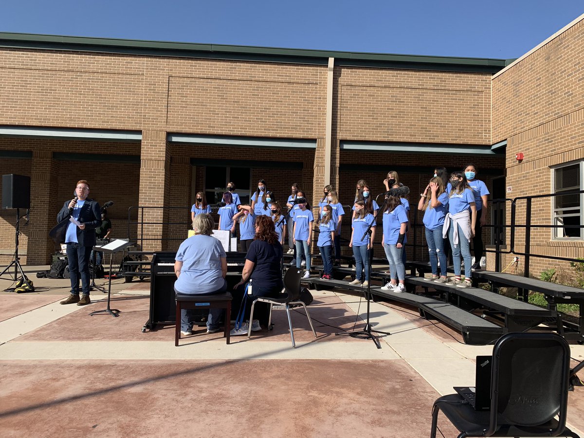 leandermsTSD's tweet photo. Great job LMS Choir!! 💙💚 https://t.co/HsmSOmb9Z5