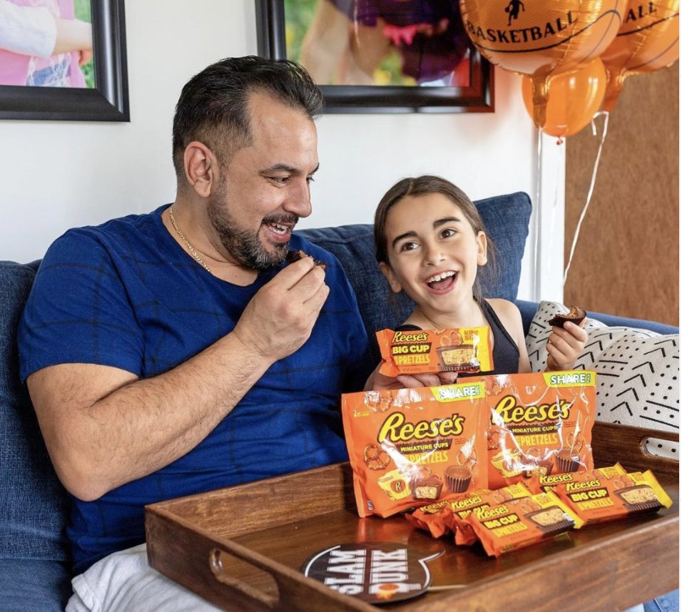 ConservamomE's tweet photo. Love how @thesupermomlife is making the basketball tournament a family event, while enjoying NEW @Reeses Big Cup with Pretzels! Her family is celebrating the madness in style! #foundatwalmart #biteintothismadness https://t.co/89XirCQmyN https://t.co/BaEHZPQn7N