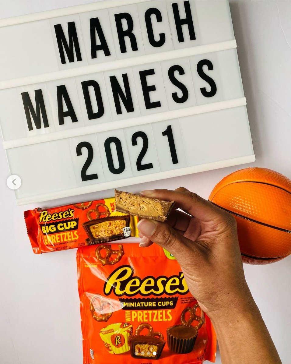 DonnaChaffins's tweet photo. Looking for a way to setup for game day at home! #AD @SimplyTasheena knows that the best setup includes New @REESES Big Cup with Pretzels &amp; REESE'S Miniatures with Pretzels. #BiteIntoThisMadness #FoundAtWalmart https://t.co/4oDBcqNLpE https://t.co/eczE8lFEf0