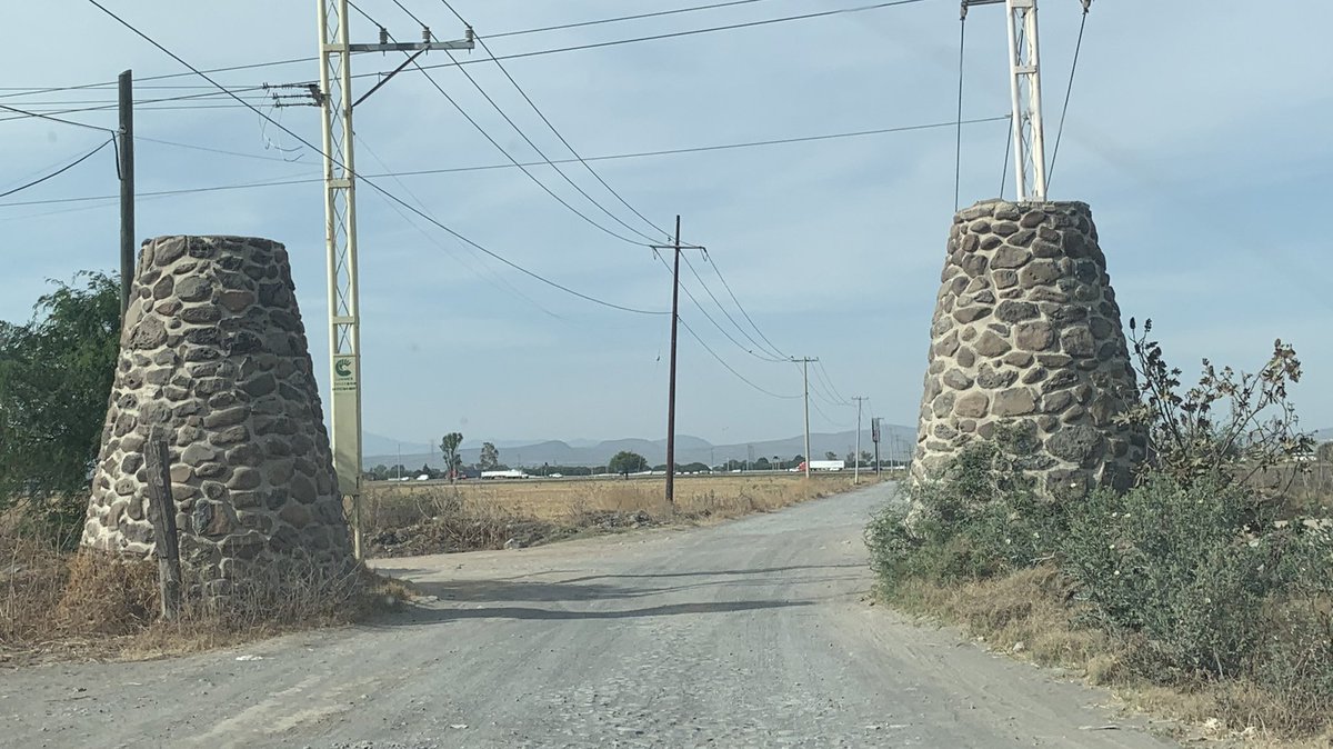 cv_arriaga's tweet photo. #ReporteandoAndo así es la entrada hacia la comunidad de Sanfandila:
¡DOS PILONCILLOS GIGANTES! 🙃 https://t.co/fTcCHa7f7n