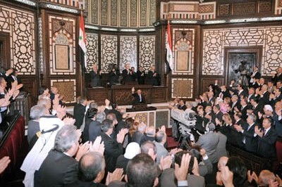 ArabSpringToday's tweet photo. قوطع الخطاب عشرات المرات بسبب تصفيق أعضاء مجلس الشعب وترديدهم الشعر. اعتُبر الخطاب تهديديا ("إذا فرضت علينا المعركة فأهلا بها")، ومخيبا للآمال حيث لم يسمّ الضحايا بالشهداء ولم يرتق مضمونه لسقف الشعارات الاحتجاجية المرتفع. تم انتقاد الخطاب من قبل معارضين سوريين ودبلوماسيين غربيين. https://t.co/mZJSh2HMeN