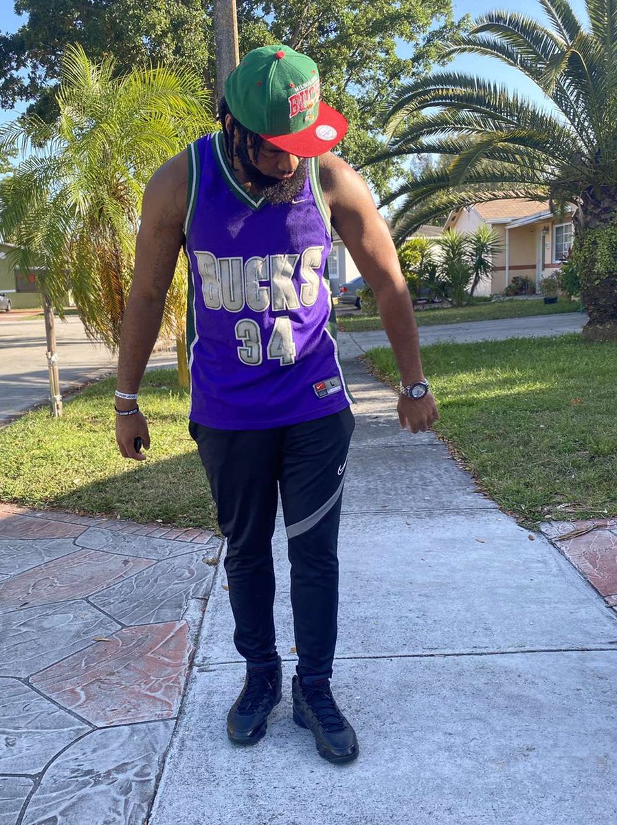 Eddunkin7's tweet photo. 📈💸 #Throwback #rayallen34 #1971bucksSnap 🧢 https://t.co/iQYhITTAWC