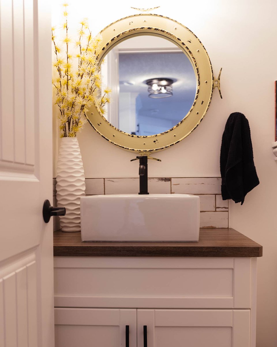 VCLBuilders's tweet photo. We love this buttery pop of yellow for this bathroom! Adding colour accents in your home can have a huge impact on not only the look of a small space, but also the feel.

#vclbuilders #vclcustomhomes https://t.co/0jVhxRypXK