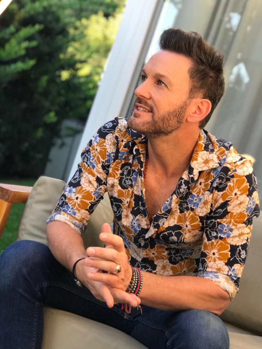 AxelOficial's tweet photo. La cara de felicidad es porque arranca el finde largo 😂

Qué van a hacer en Semana Santa?? https://t.co/VklsBciq4Y