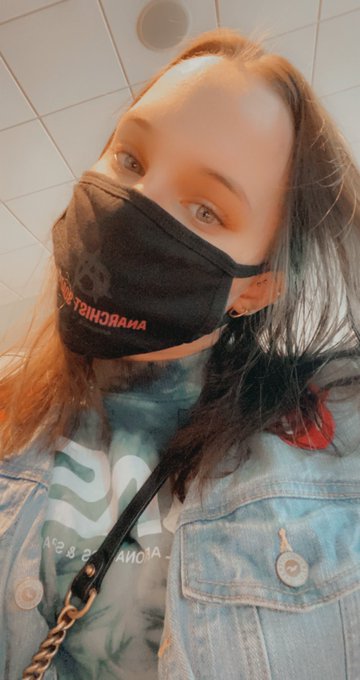 So tired.. can&rsquo;t wait to land. Also check the mask @Karma_Rx ❤️ https://t.co/QzsOpmrM7p