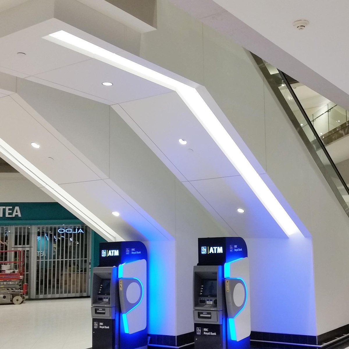 laborincca's tweet photo. Prior to the expansion of The Rideau Centre, the mall went through a renovation. From custom "Stealth" Ceiling features, 3 story column claddings consisting of aluminum and Corian, to escalator cladding wrapping with a Corian light cove detail built in - we did it all! #Laborinc https://t.co/n4GrI5iNlC