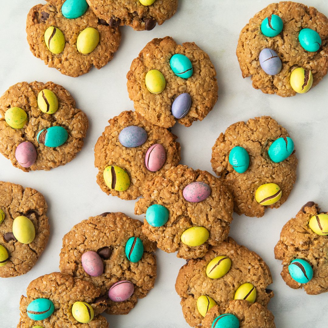 Easter brunch this weekend? Try these adorable Peanut Butter Oatmeal Easter Cookies from <a href="/aprettylife/">Jo-Anna@APrettyLife</a> for Easter Sunday. 💐