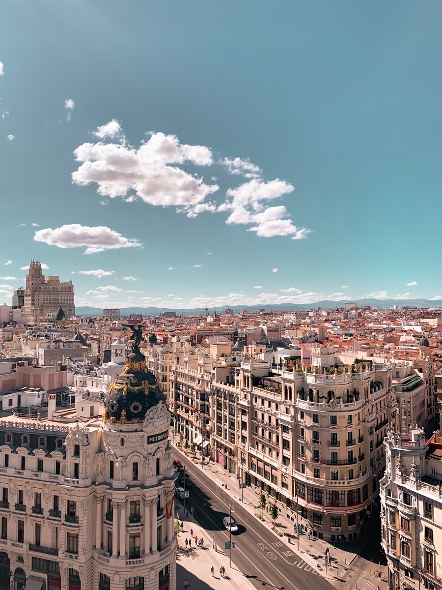 Claramore_'s tweet photo. ¿Os acordáis que os dije que se me había ocurrido un hilo que tenía que ver con mirar hace arriba? Sabéis que es algo que hago a menudo, pero no solo en interiores...

He recopilado algunas esculturas que nos observan desde las alturas del centro de Madrid. ¡Dentro hilo!🧵 https://t.co/lSmEpEPYky
