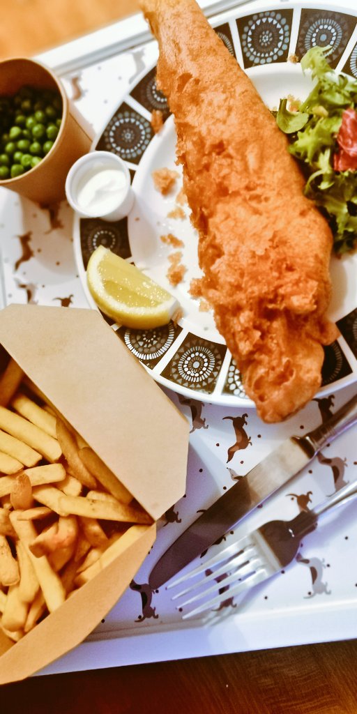joncampling's tweet photo. Blimey I can't recommend @TheStageDoorPub #Eastbourne #Takeaway service highly enough.
We ordered the #BeerBatteredCod & it was exceptional 🤩🤘
Free delivery (£15+ & 4mile radius) & FREE Bottle of house wine on a Wed if ya spend £20+
Thanx 2 @VisitEastbourne 4 the hedzup 🙏 https://t.co/BoR9oou7Mz