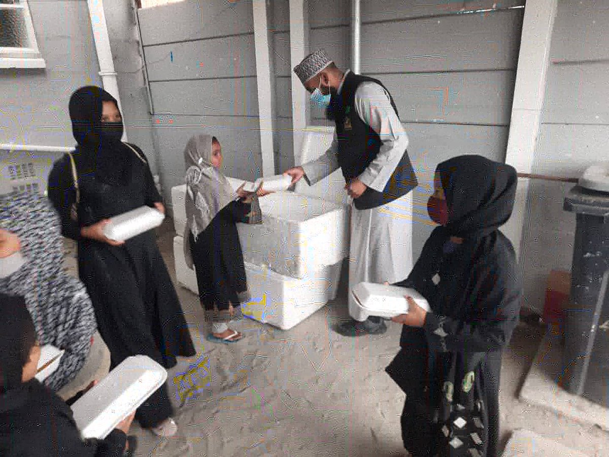 Alimdaad's tweet photo. Al-Imdaad Foundation's Western Cape team distributed hot meals to learners in Valhalla Park on the Cape Flats. The meals were generously sponsored by local businessmen.

#alimdaad #westerncape #hotmeals #food #capeflats #sponsorship #strivingtoservehumanity https://t.co/VQhkV9Qj93