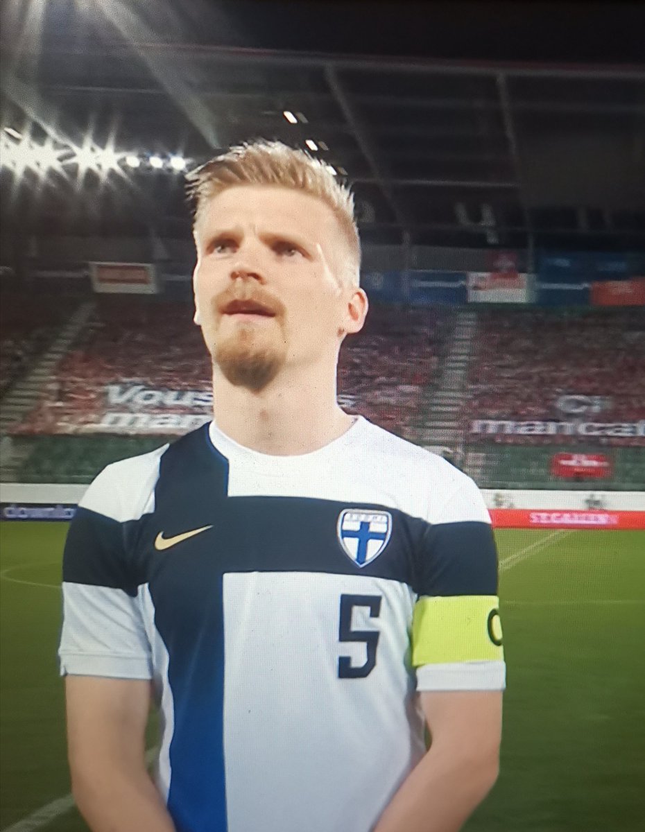 ...und irgendwo bereitet sich ein Höngger Polizistensohn gerade darauf vor, Juhani Ojala wieder mal als Stürmer einzuwechseln... #ybforever #SUIFIN #BSCYB