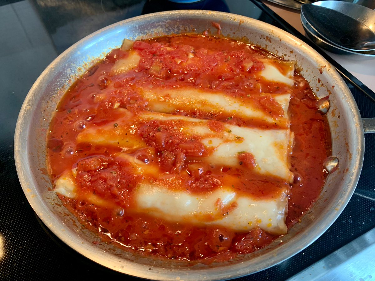 Skillet cannelloni! With one little shortcut — packaged egg roll wrappers — you can have homemade marinara and ricotta-filled cannelloni in a half an hour. bit.ly/3m9vhQO