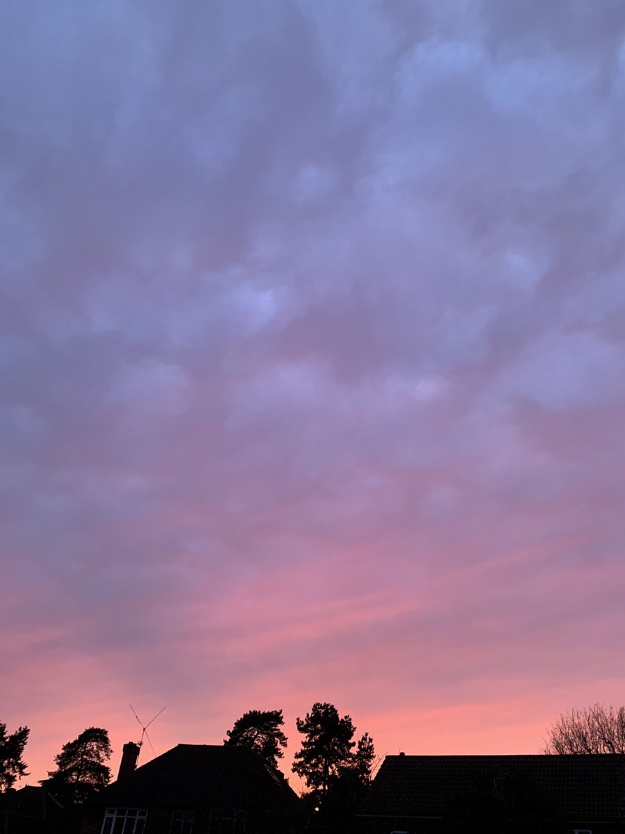 LynnParsonsUK's tweet photo. Come on in & Escape the real World from 8pm @magicfm to get in touch text 61054 starting Your message with the word Magic Tweet @LynnParsonsUK or email lynn@magic.co.uk #WednesdaySunset https://t.co/8QLA34pfsi