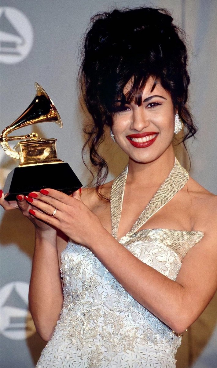 ImagenRetro's tweet photo. Hoy se cumplen 26 años de la partida de la Reina del Tex-mex, Selena Quintanilla. Tan sólo tenía 23 años cuando fue asesinada. ¡Siempre te recordaremos leyenda! #Selena #SelenaQuintanilla https://t.co/jtUHkmrqtV