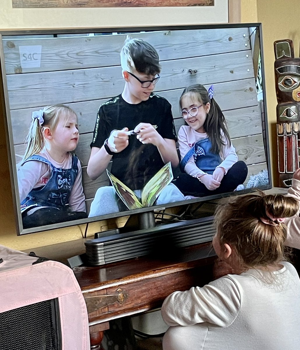 Rachel_mum2_3's tweet photo. So proud of these three superstars,  featuring on Heno on @S4C helping with the new Immersive Reading project by @guidedogs starting with @TheRealGruffalo   🌟 🌟 🌟 @GuideDogsPress @GuideDogsCymru https://t.co/jnbPVzjHlY