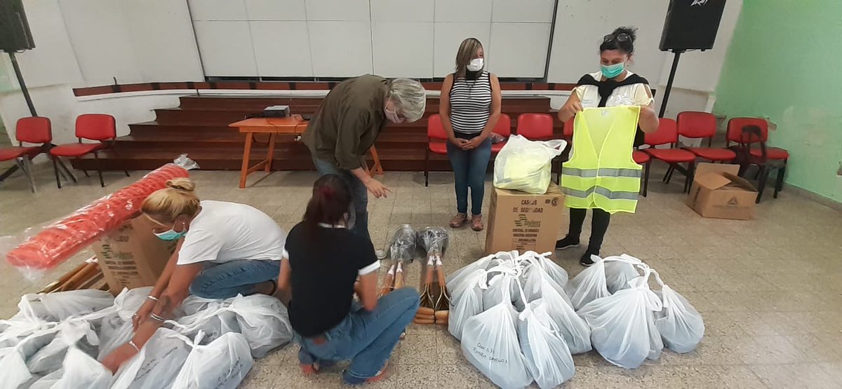 SubseHabitatBA's tweet photo. La @SubseHabitatBA realizó, junto a entidades civiles, el segundo taller de Capacitación en construcción de pozos ciegos e Higiene y Seguridad destinado a familias que se encuentran contempladas en el #PlandeUrbanizaciónIntegralLosHornos.

La info aquí 👉 https://t.co/iGEdbGx2Yr https://t.co/rcdkCDanaU