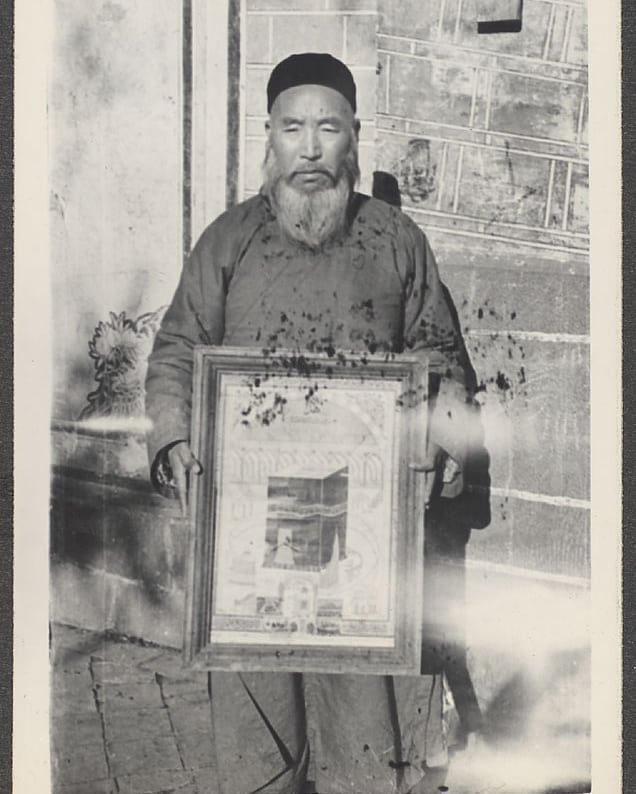 vischina's tweet photo. Hadji holding framed image of the Kabah in Mecca, Yunnan, c.1943-1935

Pickens Jr., Rev. Claude L. Collection
Photograph by Rev. Claude L. Pickens Jr.
President and Fellows of Harvard College
hv43-004
https://t.co/lHmNSuC03i

#muslim #chinesemuslim #yunnan #yunnanprovince #mec https://t.co/D6AF238cKY
