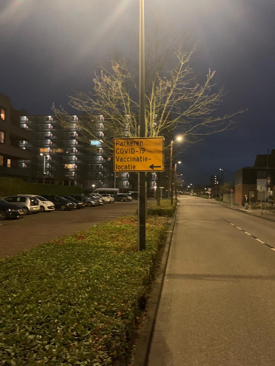 Natuurlijk joh, plek zat bij ons... of is dit een 1 aprilgrap? Zorg gewoon voor voldoende parkeergelegenheid bij die tent! #covid #vaccinatie #maassluis #vanbeethovenlaan
