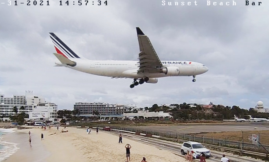 AirportWebcams's tweet photo. One day late, Air France #AF498 (Airbus A330-200 F-GZCF) just landed at St Maarten. A medical emergency mid-Atlantic yesterday prompted a diversion to St John's, Canada where passengers & crew overnighted.
SXM webcams: https://t.co/aq3ARmQKC7 https://t.co/2Iv3rg0ozj