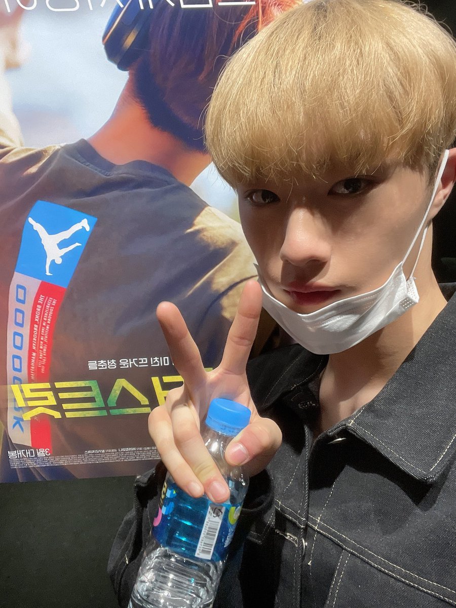 SpainCix's tweet photo. {ACT/PICS} 310321

Actualización en la cuenta de CIX_twt con #Hyunsuk

"Actor Kim!!! Felicidades por debutar como actor~~!
Cómo has trabajado duro espero q todo vaya bien y que actúes cool en películas guays en un futuro💛"

#CIX #씨아이엑스 #현석 #윤현석 #서기 #막내 #FIX #픽스 https://t.co/ijwJJahQCr