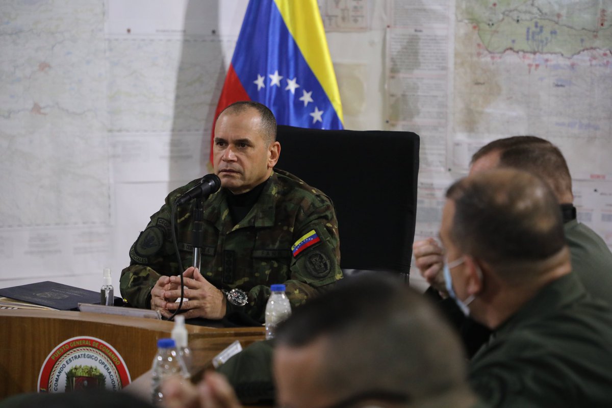 CEOFANBVE's tweet photo. #31Mar| Desde el Puesto General de Comando, AJ @CeballosIchaso junto a su Estado Mayor Conjunto monitorean permanentemente las operaciones aéreas, terrestres y fluviales que se ejecutan contra los Grupos Irregulares Armados Colombianos Terroristas (GRIACOLT). #TodosContraElVirus https://t.co/pCglVWWk4N