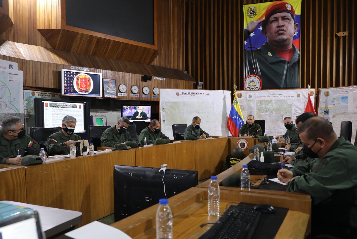 CEOFANBVE's tweet photo. #31Mar| Desde el Puesto General de Comando, AJ @CeballosIchaso junto a su Estado Mayor Conjunto monitorean permanentemente las operaciones aéreas, terrestres y fluviales que se ejecutan contra los Grupos Irregulares Armados Colombianos Terroristas (GRIACOLT). #TodosContraElVirus https://t.co/pCglVWWk4N