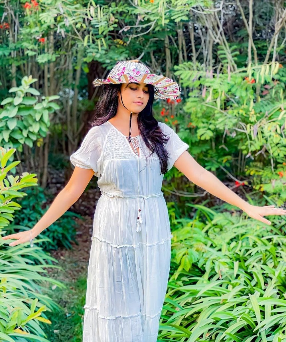 SMstr12's tweet image. Happy Birthday simple beauty @SDsridivya #HappyBirthdaySriDivya