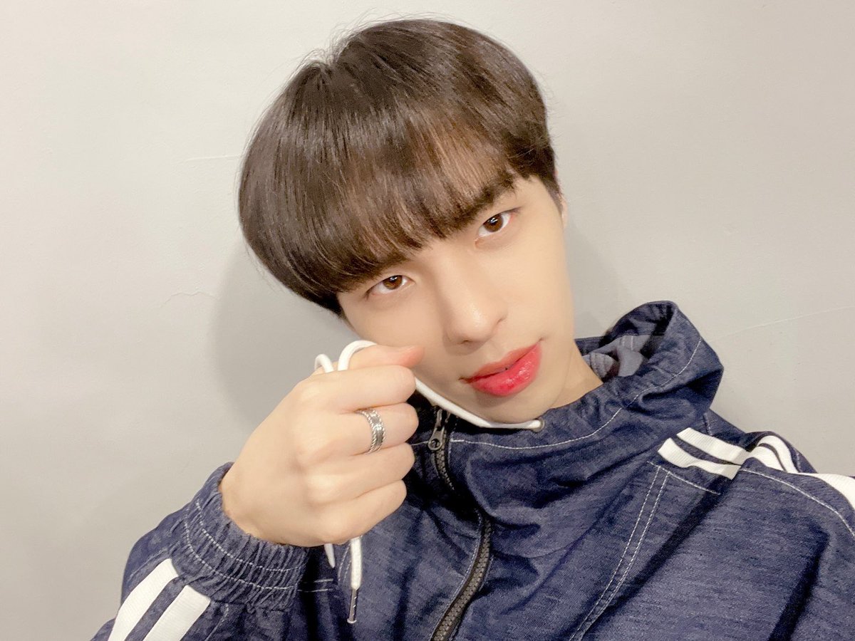 SpainCix's tweet photo. {ACT/PICS} 310321

Actualización en la cuenta de CIX_twt con #BX

"Que hacéis nuestrxs FIXs💙ㅋㅋㅋ"

#CIX #FIX #BX #이병곤 #병곤 #평픽사💙 #우리배우김승훈_데뷔축하해 https://t.co/QC3A04BgXS