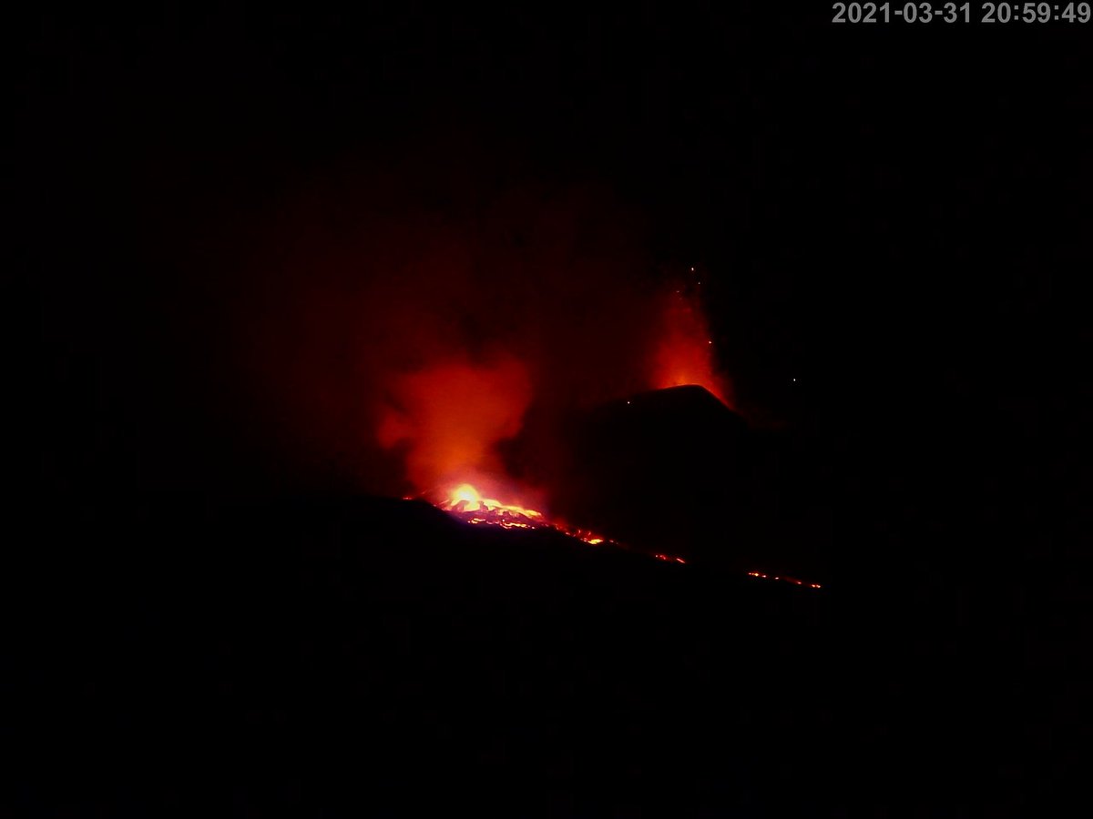 Sergio_etna's tweet photo. L'#Etna questa sera assume un comportamento leggermente diverso rispetto l'ultimo mese... inizia con una piccola colata nella base orientale del Sud Est ed esplosioni stromboliane dal Sud Est stesso. Foto scattata da #Mascalucia https://t.co/I86alo5ozj