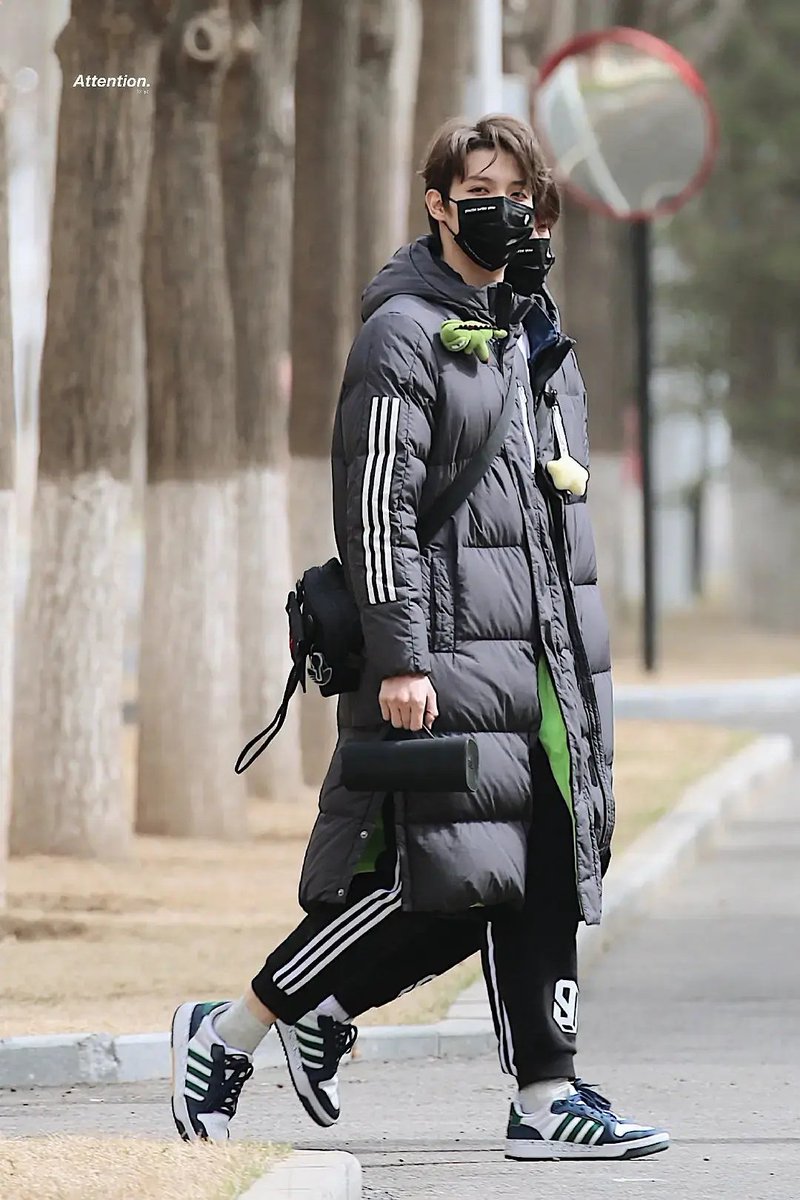 33. Yizhou gets his down jacket on his down jacket so that his fansites can recognize him from afar.+ The star on Jiachen's down jacket is also tied by Yizhou