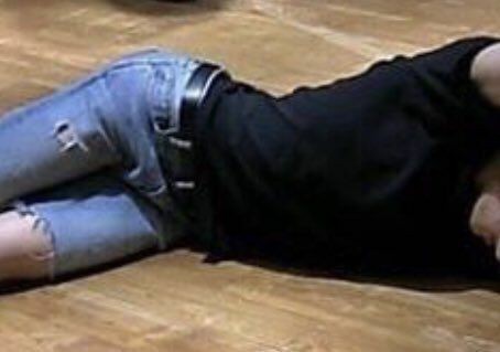 koogalery's tweet photo. jungkook's waist https://t.co/CZyXvgfuFO
