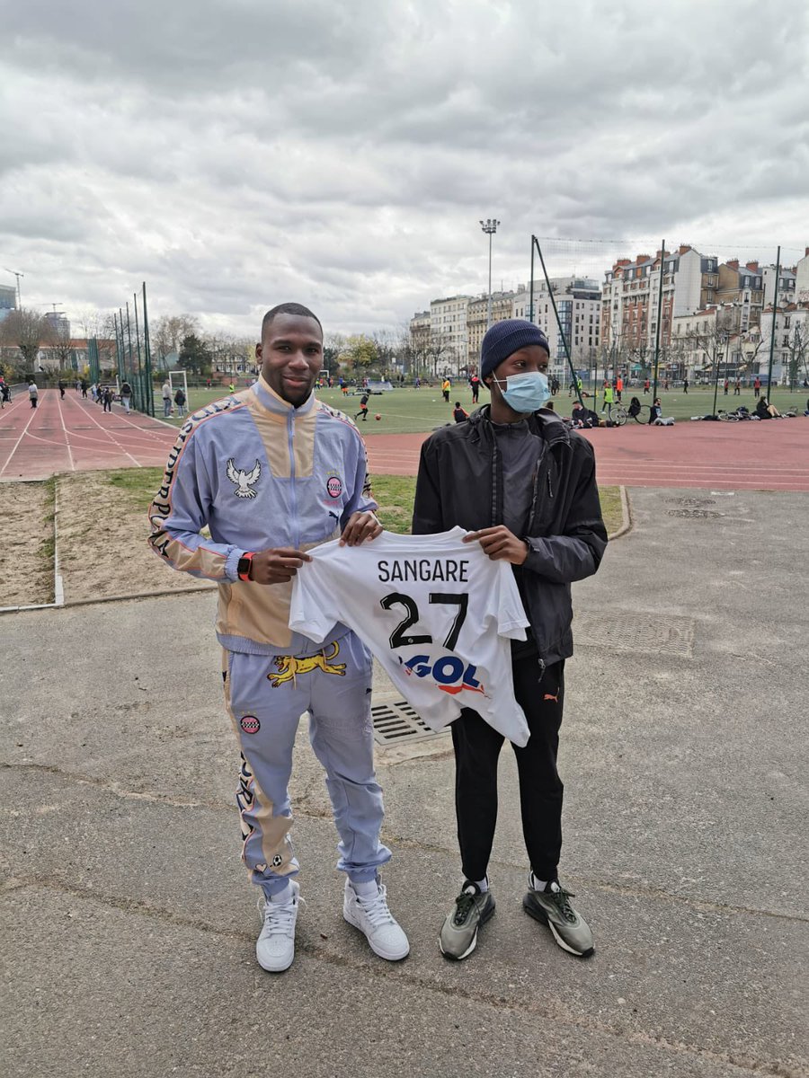 Ce week-end <a href="/MustaphaSangare/">Mustapha</a> joueur de <a href="/AmiensSC/">Amiens SC</a> est venu remettre son maillot au gagnant du concours, encore merci à lui.

Bravo au gagnant Moussa☘️

#concours #foot #skills #pro #12emearrondissement #jeuconcours #ligue2