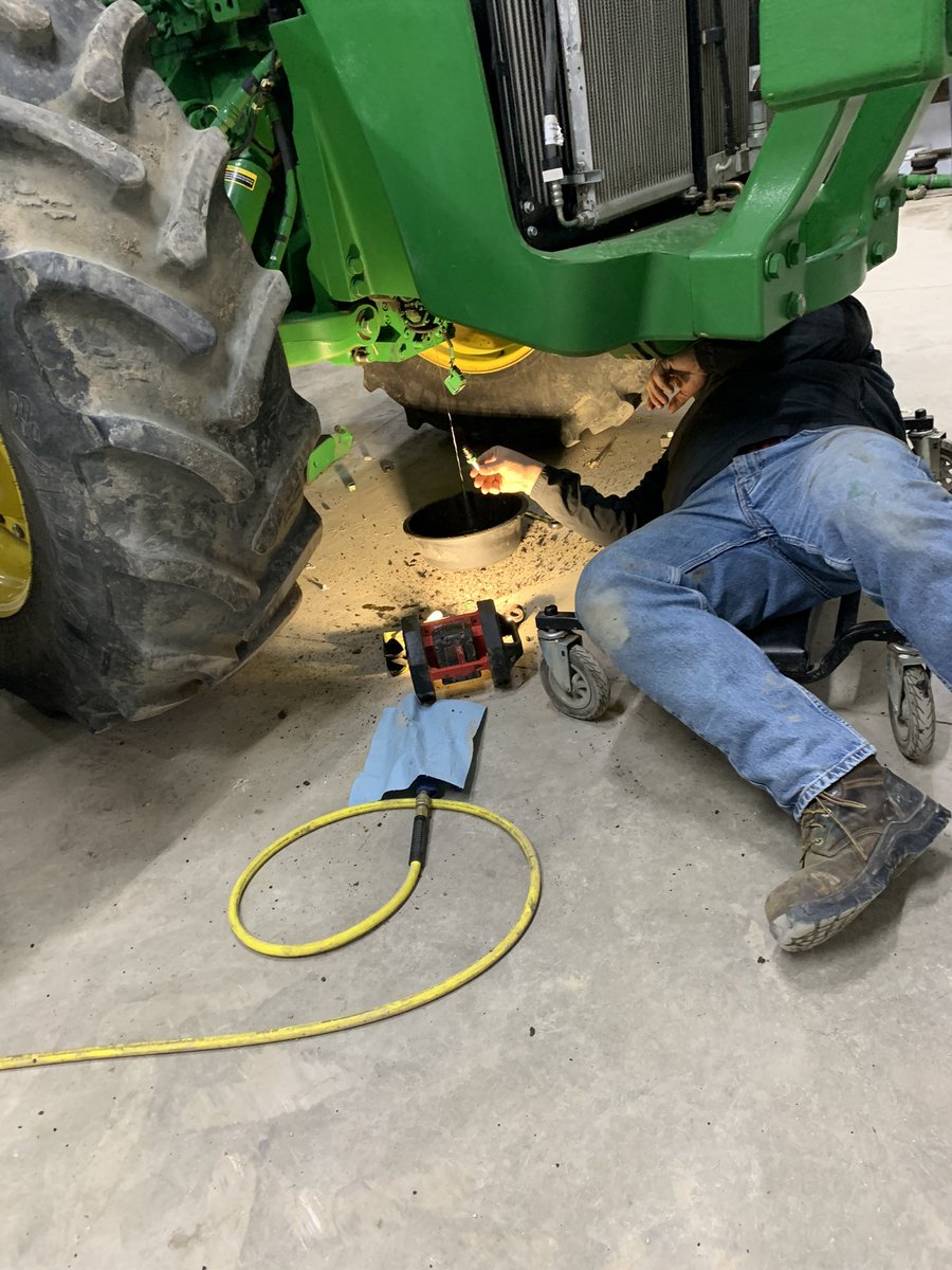 SnarkFarmerTour's tweet photo. Leaking O rings with the artist formerly known as #pitstick ‘the man the myth the legend’ #preventivemaitenance https://t.co/WDXuf41tHm