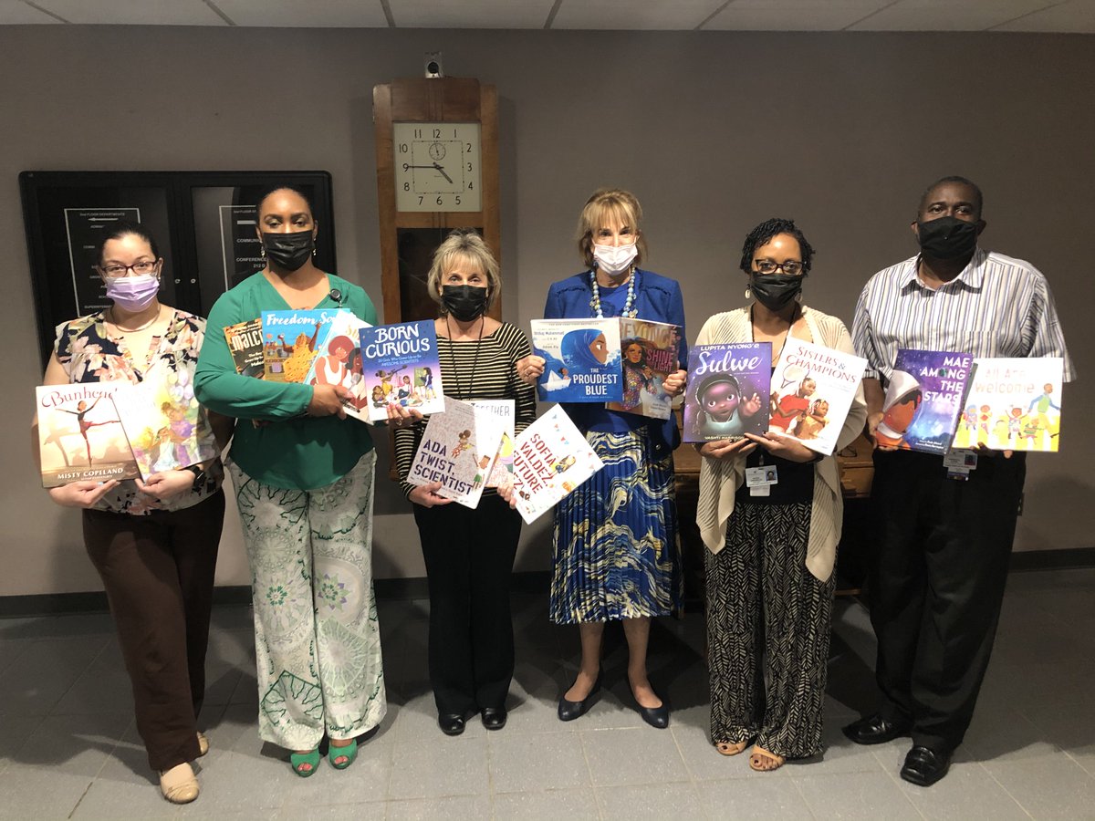 TransformHCPS's tweet photo. Thank you to @FedTampa for their HUGE donation of books for our Transformation Network Schools! You made our media specialists' day but more importantly you provided books to our students that are more relatable to them! ❤️👏📚 @HillsboroughSch #Literacy #Community #BooksLikeMe https://t.co/4a9evGrmmr