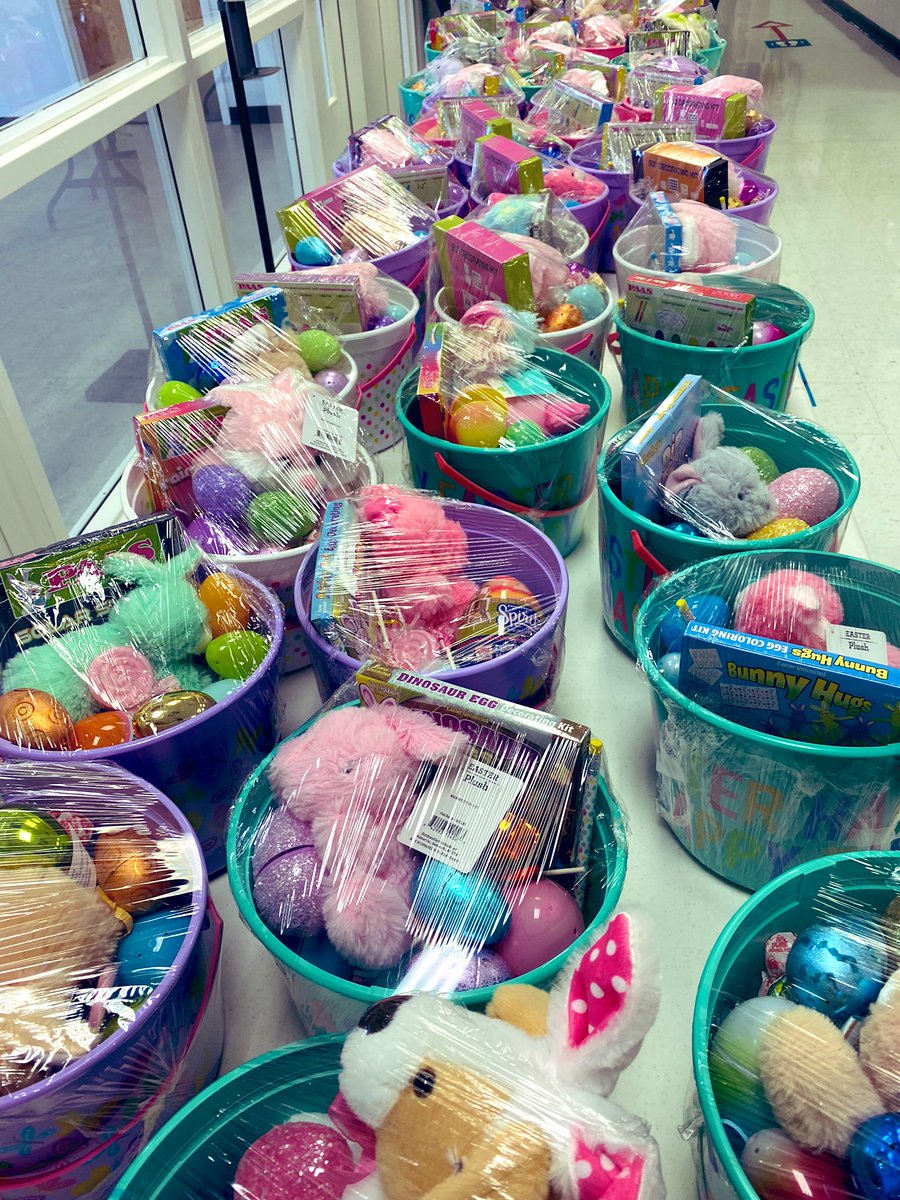 MrV_CNP's tweet photo. Our Pre-k thru 2nd grade Cowboys are celebrating Easter early thanks to our Sheriffs Department for donating these wonderful baskets🐣💛! #CowboyStrong #WeAreClintISD @ASaucedo_CISD @RSE4250 https://t.co/9KJSmXM09p