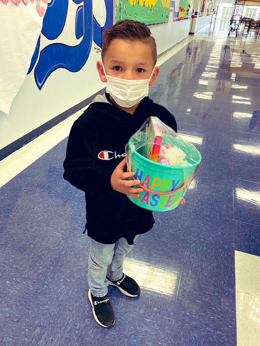 MrV_CNP's tweet photo. Our Pre-k thru 2nd grade Cowboys are celebrating Easter early thanks to our Sheriffs Department for donating these wonderful baskets🐣💛! #CowboyStrong #WeAreClintISD @ASaucedo_CISD @RSE4250 https://t.co/9KJSmXM09p