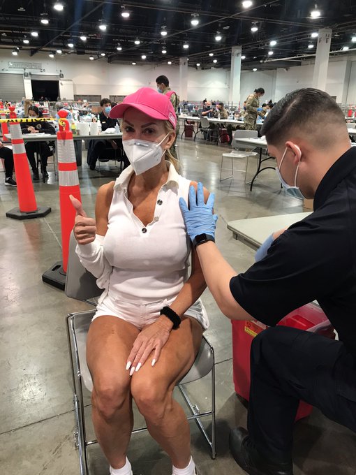 Receiving my first dose of vaccine now #AmberLynn https://t.co/57NCGsJ0IN