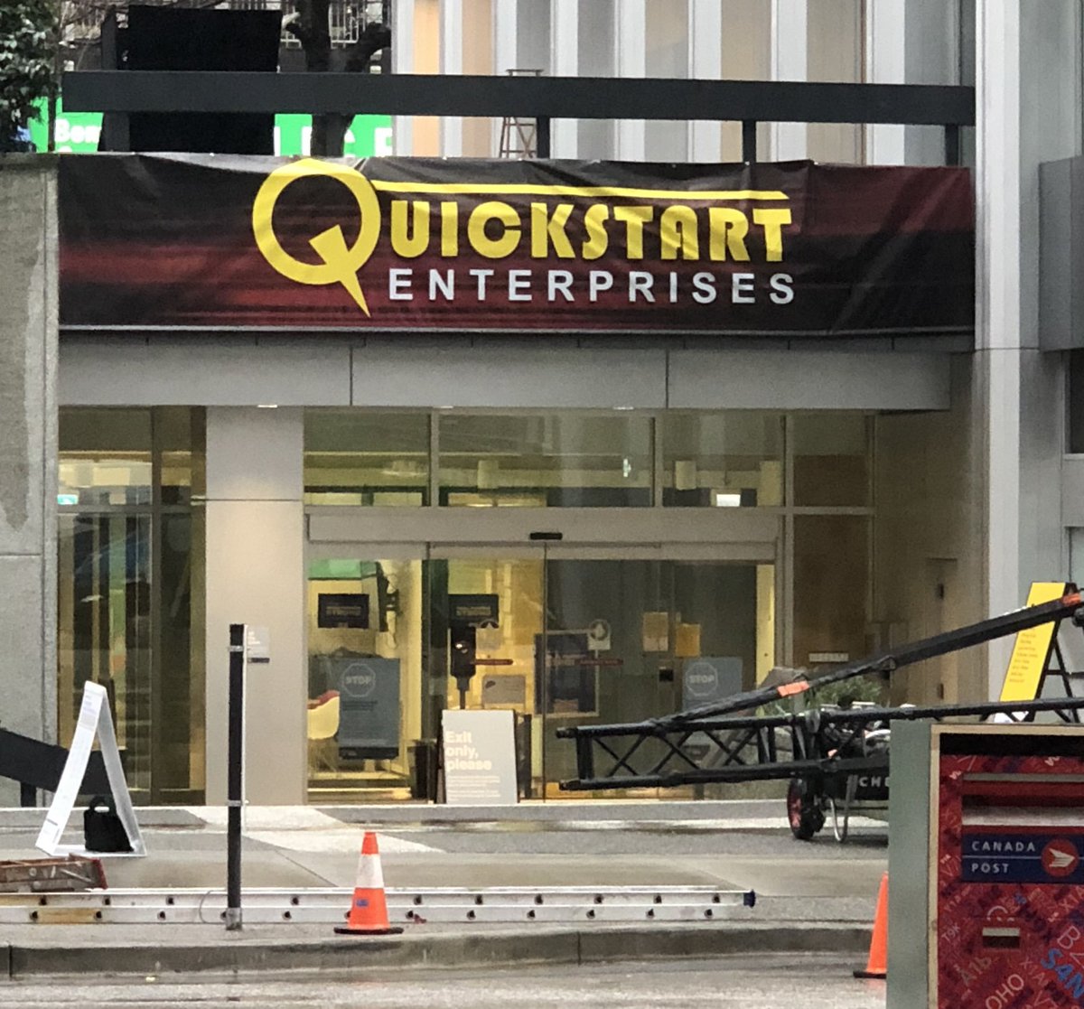 DCPortugal_'s tweet photo. JOHNNY CHAMBERS?? 🚨🚨⚡️

Em uma nova imagem não-oficial dos bastidores da 7ª temporada de #TheFlash, é possível ver uma empresa que chama-se "QuickStart Enterprises".

Esta mesma empresa foi fundada pelo o herói velocista, #JohnnyChambers https://t.co/PAZCkbG1Yn