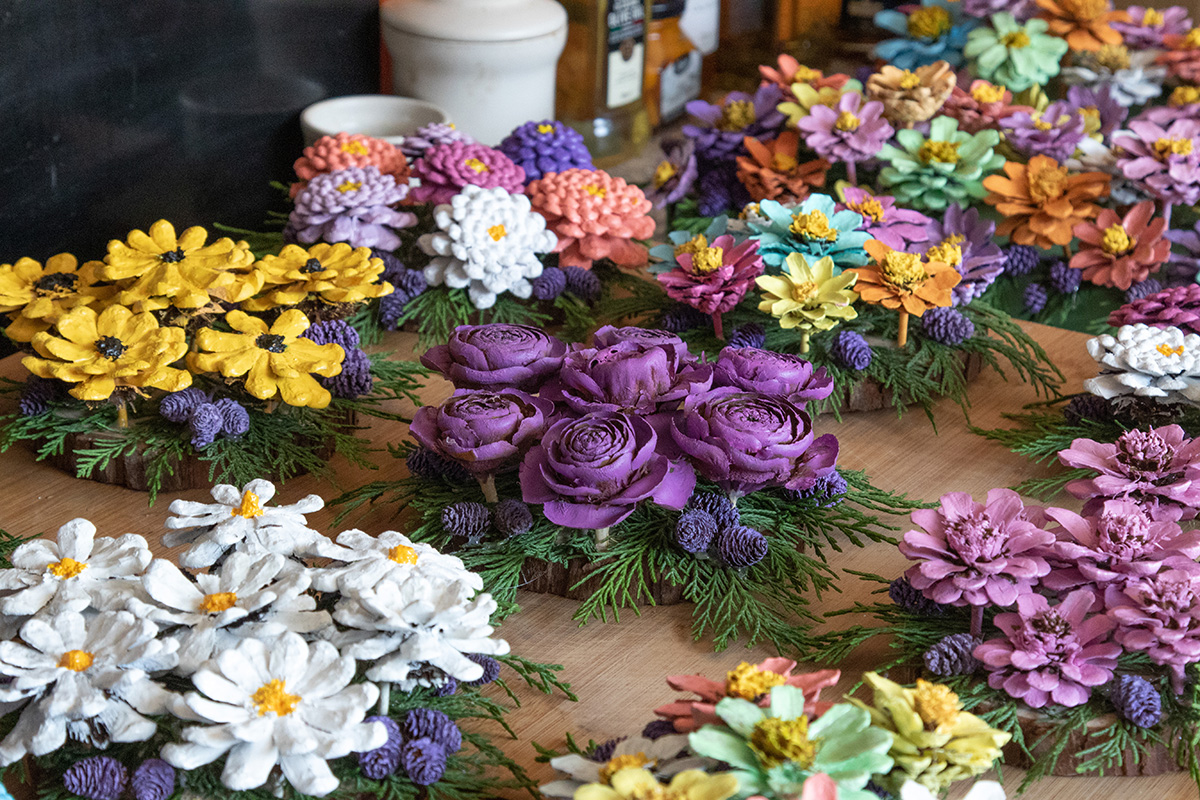lifewithAutism1's tweet photo. All finished and delivered to @CharlecoteNT to add a little colour here and there for Easter. Using what nature provides. #usingwhatnatureprovides #coneflowers #art #Flowers #beautifulcolours #Warwickshire #nationaltrust #gettingcreative #manyhours #pinecones https://t.co/XJGS1rH0vo