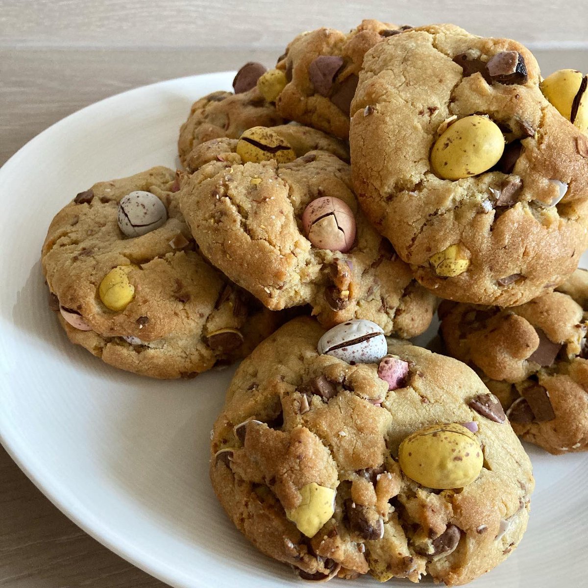 broadleysbistro's tweet photo. The most amazing cookies we’ve ever made 😍 with mini eggs of course!

We’re thinking of adding a monthly blog to our website so we can share with you tips, tricks and yummy recipes like these cookies! 🍪 who would be interested?
#broadleys #broadleysbistro #cookies #minieggs https://t.co/FrWmK7YEHd