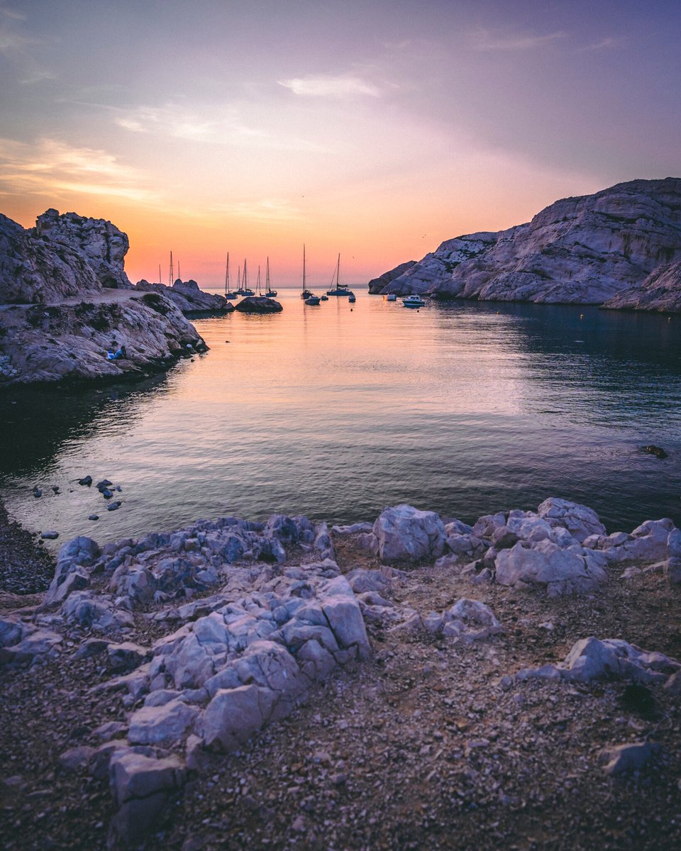 Le soleil s’est couché, la mer est calme... Un moment paisible à la calanque de Morgiret au #Frioul 🌊🌙 
[⚠ Respectons nos calanques en ne laissant aucun de nos déchets derrière nous lors de nos balades 👌🌳] 
Crédit photo : wilfried1_