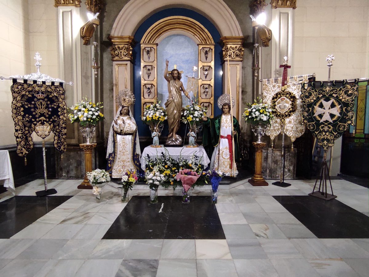 En esta Semana Santa tan distinta la Madre, el discípulo amado y nuestro Señor -y los sudarios de sus agrupaciones- lucen en medio de la capilla de la Cofradía del Resucitado. Y así nos preparamos también nosotros para vivir el triduo Pascual.